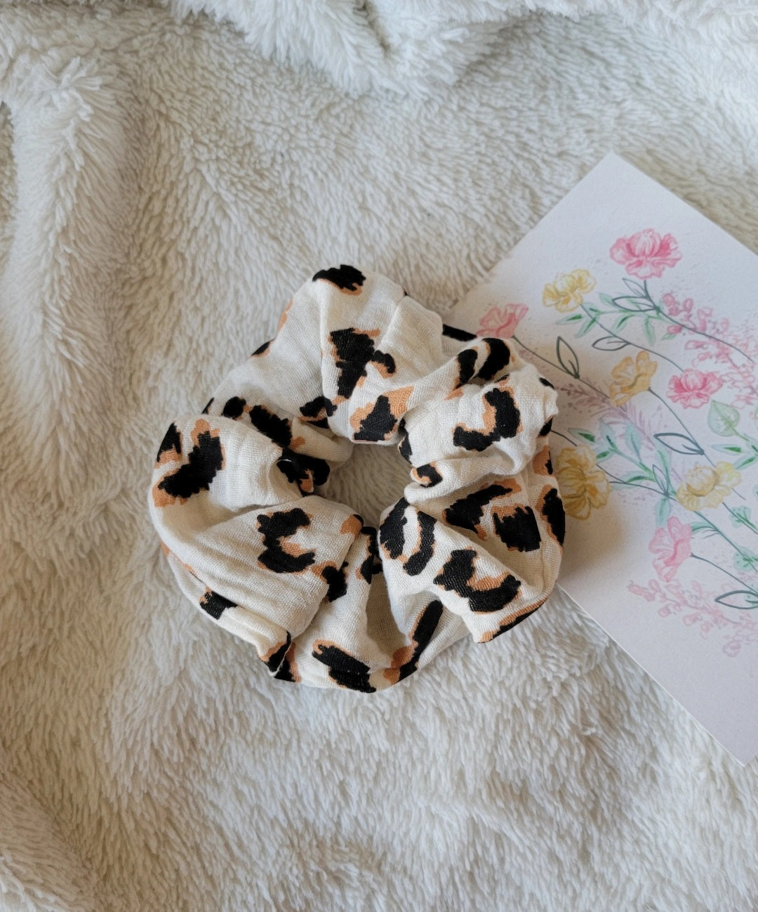 Hand-sewn cotton scrunchie – Practical and durable hair accessory