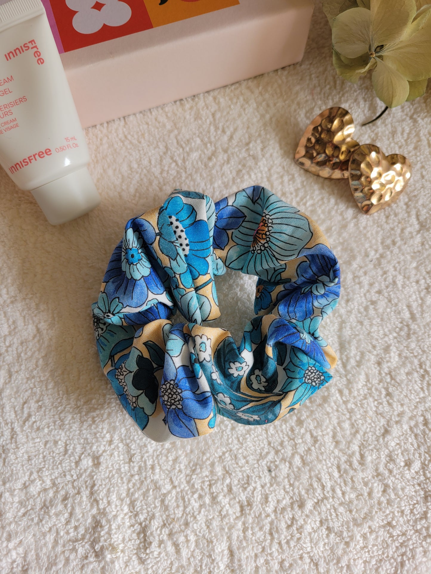 Hand-sewn cotton scrunchie – Practical and durable hair accessory