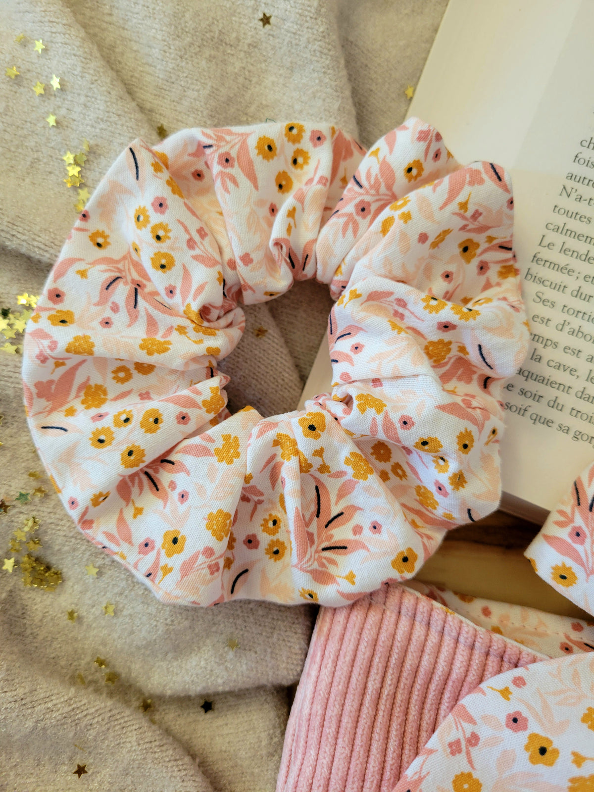 Duo Pochette à livres de poche et chouchou assorti - Collection octobre en rose