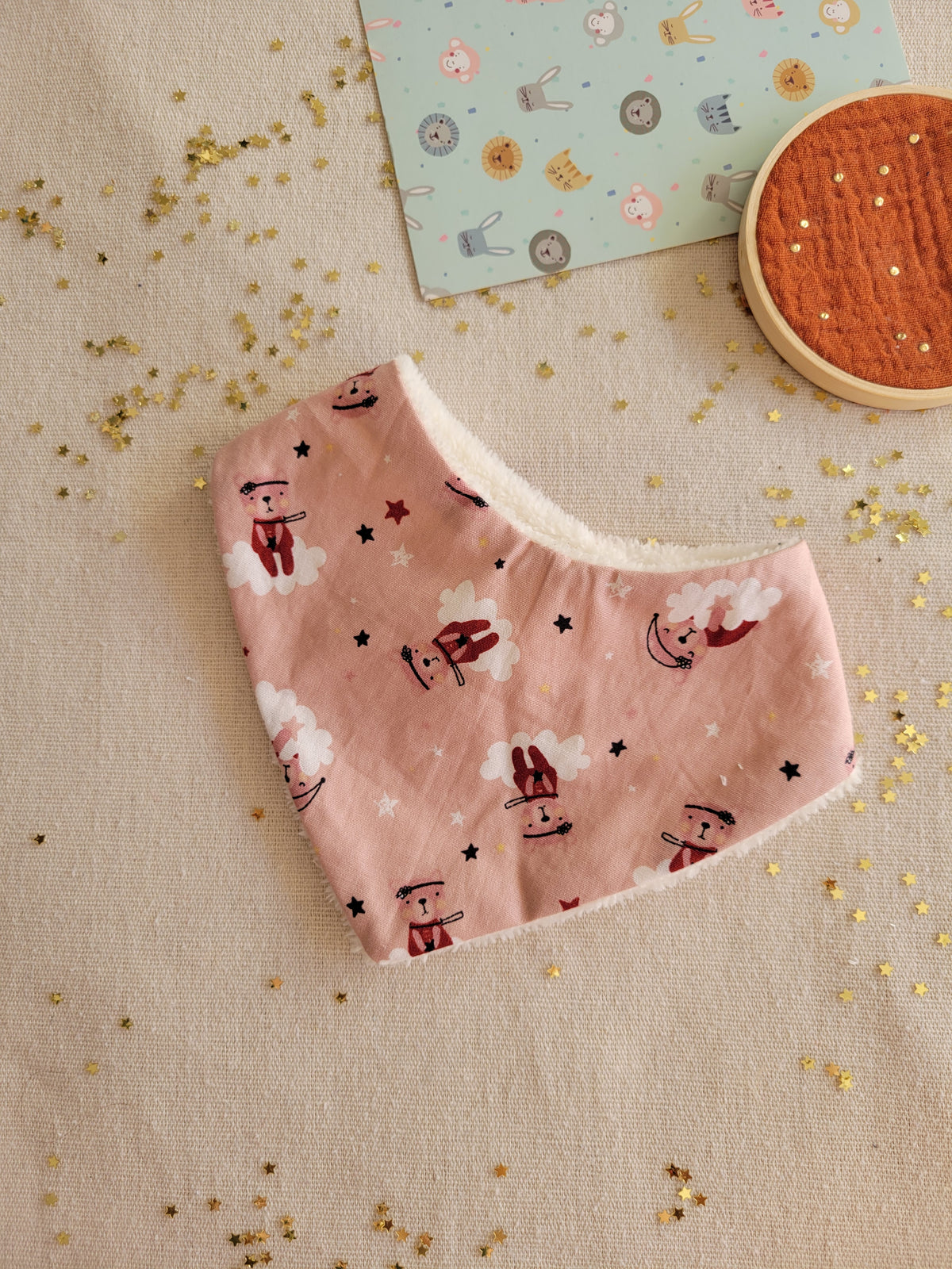 Bavoir bandana bébé cousu main – , absorbant et confortable