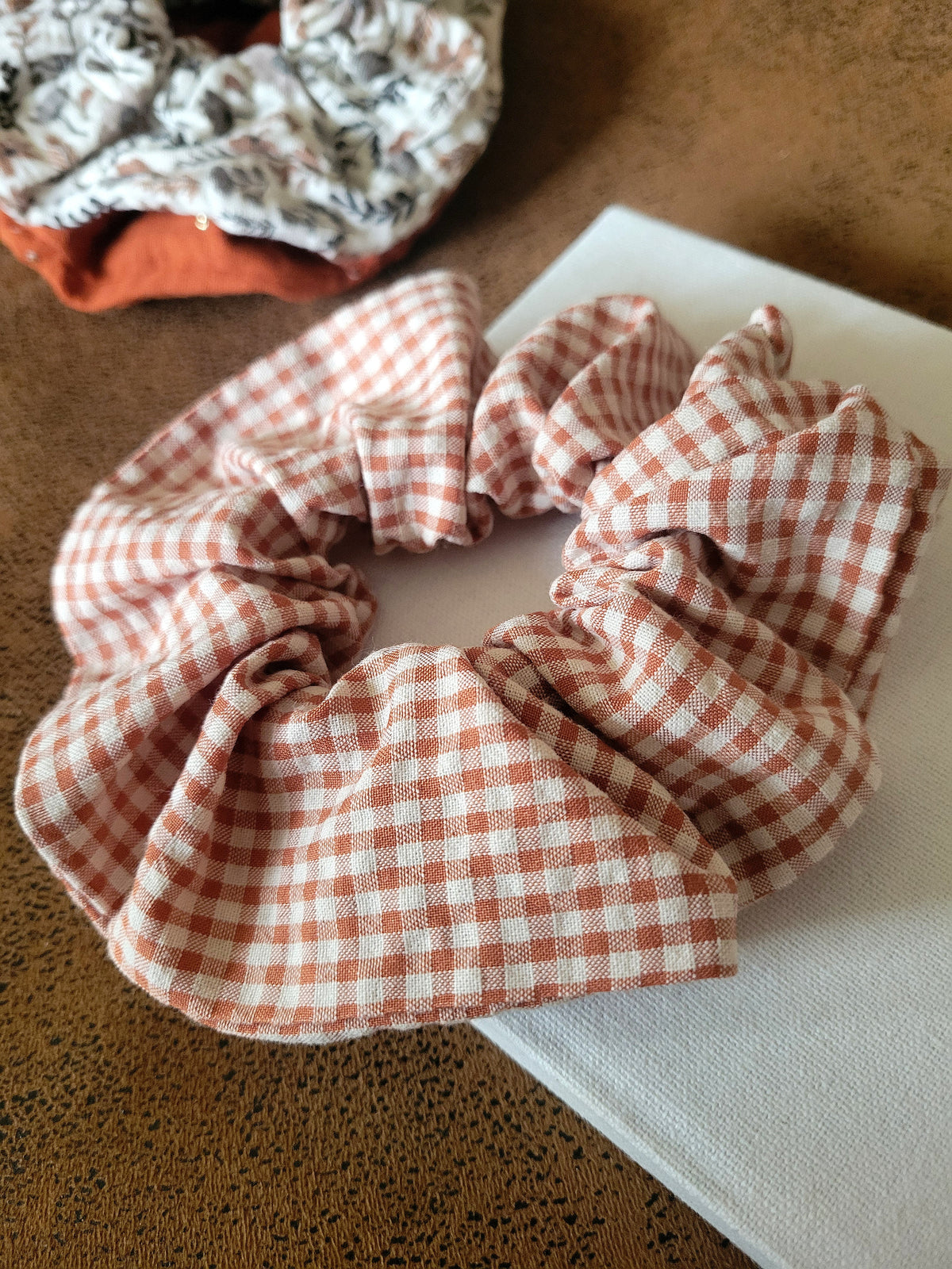 Chouchou en coton cousu main – Accessoire cheveux pratique et durable- Collection automnale