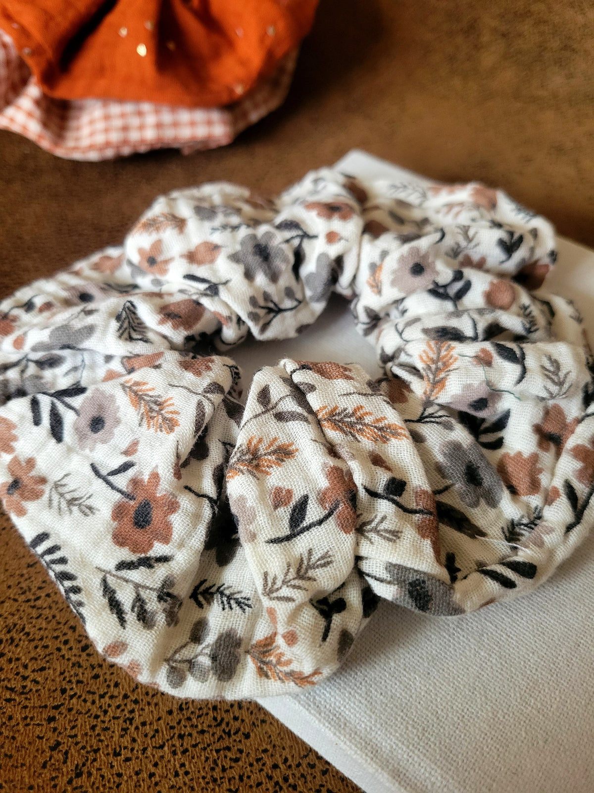 Chouchou en coton cousu main – Accessoire cheveux pratique et durable- Collection automnale